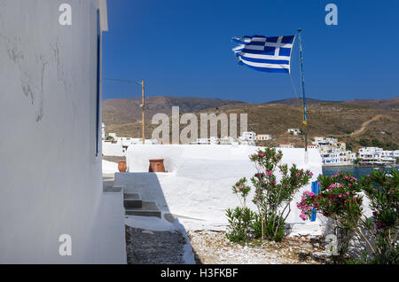 Die Gasse einer kleinen orthodoxen Kirche in Kythnos Insel, Kykladen, Griechenland Stockfoto