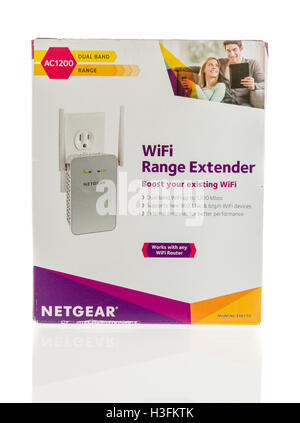 Winneconne, Wisconsin - 7. Oktober 2016: Paket von Netgear Range Extender auf einem isolierten Hintergrund. Stockfoto