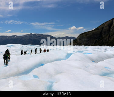 Menschen Glaciar Perito Moreno in der Mitte Spalten gebildet durch die Eisdrift erkunden Stockfoto