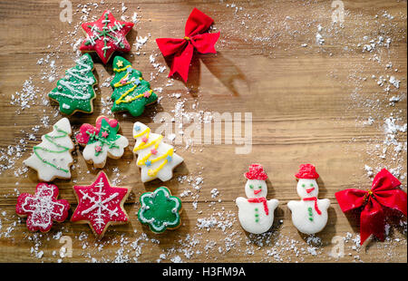 Weihnachtsgebäck auf hölzernen Hintergrund. Flach zu legen Stockfoto