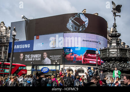 London, UK. 7. Oktober 2016. Londoner sechs legendären Werbetafeln am Piccadilly Circus könnte bald einen riesigen Bildschirm nach dem Gewinn der Baugenehmigung, die sechs Bildschirme mit einem Bildschirm zu ersetzen, die verkauft werden könnten, für mehr als 30 Millionen Pfund im Jahr je nach Branche schätzt. © Hugh Peterswald/Pacific Press/Alamy Live-Nachrichten Stockfoto