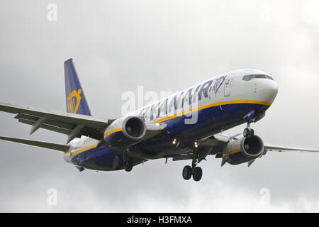 Ryanair Boeing 737 nächste Gen EI-DPX nähert sich Flughafen Birmingham, UK Stockfoto