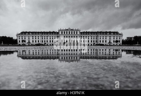 UMGEWANDELT in schwarz und weiß Schloss Schönbrunn in Wien, Österreich. Stockfoto