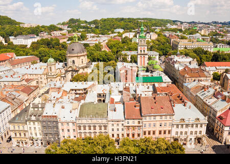 Blick auf die alte Stadt Lemberg an einem sonnigen Sommertag hoch Stockfoto