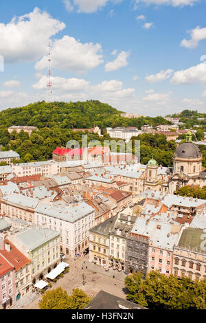 Blick auf die Altstadt Stadt und High Castle Hill in Lemberg, Ukraine. Schönen Sommertag in Lemberg. Stockfoto