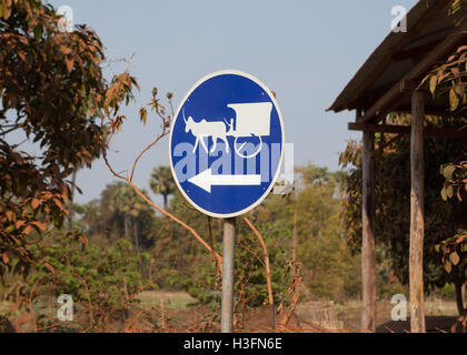 OX Warenkorb Verkehrszeichen in der Nähe von Siem Reap, Kambodscha. Stockfoto