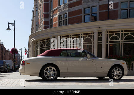 Rolls Royce Phantom Drophead Coupé geparkt in Mayfair, London, England Stockfoto