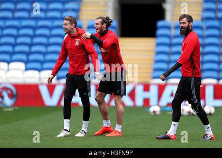 Wales' Chris Gunter, Gareth Bale und Joe Ledley während einer Trainingseinheit im Cardiff City Stadium. Stockfoto