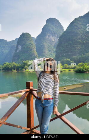 Schönes Mädchen auf Wandertour im Karst schaukelt Gegend von Guilin Stockfoto