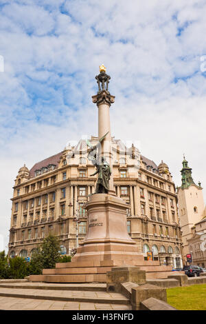 Lviv, Ukraine - 11. Juli 2015: Denkmal für die polnischen, litauischen und weißrussischen Nationaldichter Adam Mickiewicz in Lemberg, Ukraine. Stockfoto