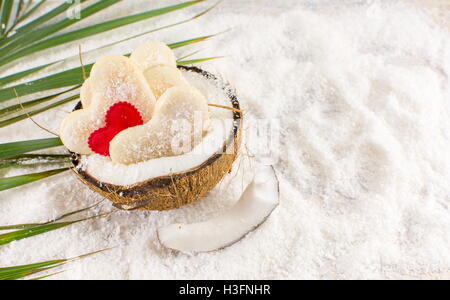 Kokosnuss-Cookies in einer natürlichen Frucht gemacht Schüssel Stockfoto