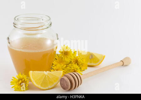 Glas Honig, Löwenzahn und frischen Zitronen gelb Stockfoto