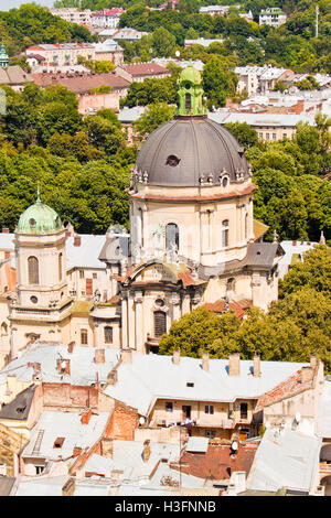 Blick auf die Altstadt und die Dominikanerkirche, Lemberg, Ukraine Stockfoto