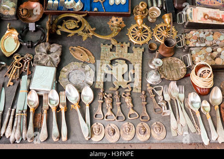 Lviv, Ukraine - 12. Juli 2015: Vintage Verschiedenes zum Verkauf auf einem Flohmarkt. Stockfoto
