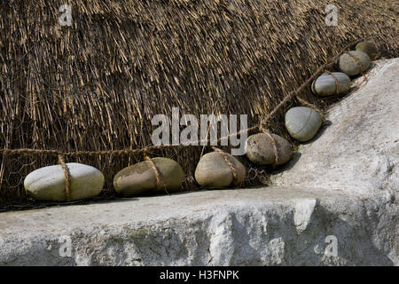 Typisches altes Landhaus mit Steinen auf Stroh, Balevullin Bay, Tiree, Inneren Hebriden, Argyll and Bute, Scotland Stockfoto