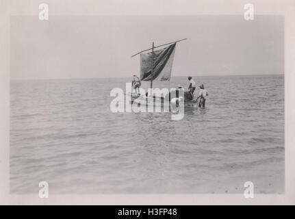 Ägyptische Felucca oder Faluka ein traditionelles arabisches Holzsegelboot, das für den allgemeinen Transport von Fracht, Menschen und zum Fischfang verwendet wird. Foto im Gebiet von Ismailia am Großen Bitteren See im Jahr 1952 Stockfoto