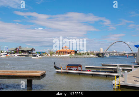 Perth, WA, Australien-April 10, 2016:Elizabeth Kai Einlass mit Marina, Gondel und Hängebrücke über den Swan River in Perth, Western Australia. Stockfoto