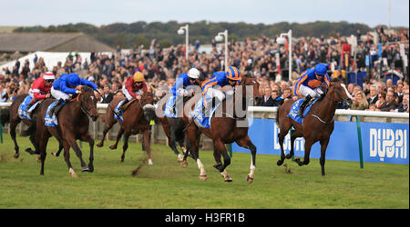 Churchill (zweiter von rechts) geritten von Ryan Moore gewinnt The Dubai Dewhurst Stakes vor Lancaster-Bomber (rechts) im zweiten Tag zwei der Dubai Future Champions Festival in Newmarket Racecourse von Colm O'Donoghue geritten. Stockfoto