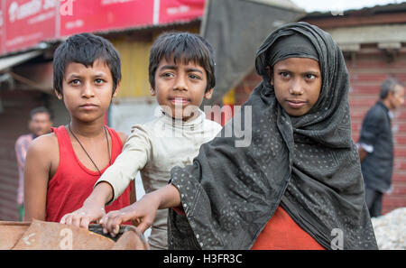 Chittagong, Bangladesch, 25. Februar 2016: Kinder auf dem Fischmarkt von Chittagong Stockfoto