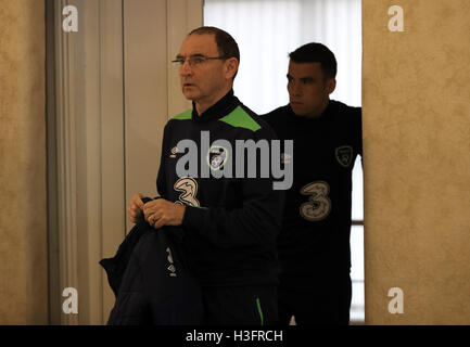 Republik Irland Manager Martin O'Neill herein, gefolgt von Seamus Coleman im Stadion Zimbru Chisinau Pressekonferenz. Stockfoto