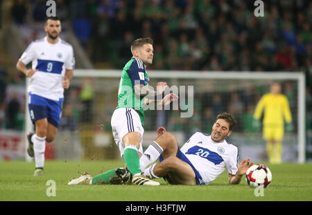 Nordirlands Oliver Norwood ist von San Marino Luca Tosi (rechts) gesenkt, was eine Strafe während des 2018 FIFA World Cup Qualifying Matches im Windsor Park, Belfast. Stockfoto