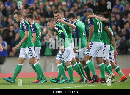 Northern Ireland Steven Davis (Mitte) feiert im Windsor Park, Belfast erzielte seine Mannschaft zweite Tor des Spiels mit Teamkollegen während der 2018 FIFA World Cup Qualifikation entsprechen. Stockfoto