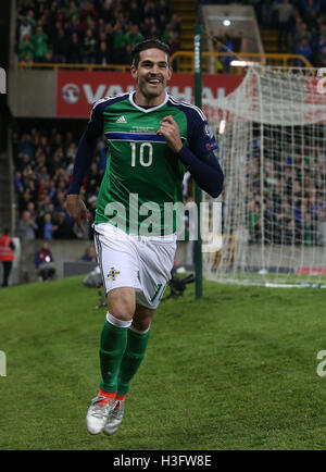 Northern Ireland Kyle Lafferty feiert im Windsor Park, Belfast erzielte seine Mannschaft zweite Tor des Spiels während der 2018 FIFA World Cup Qualifikation entsprechen. Stockfoto