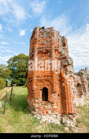 Reste der rote Turm, Teil des 14. Jahrhunderts Ruinen Leiston Abbey, eine Abtei des Premonastratensian Kanons in Suffolk Stockfoto