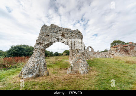 Stein-Bogen auf das 14. Jahrhundert Ruinen von Leiston Abbey, einer Abtei Premonastratensian Kanonen, Leiston, Suffolk Coastal District Stockfoto