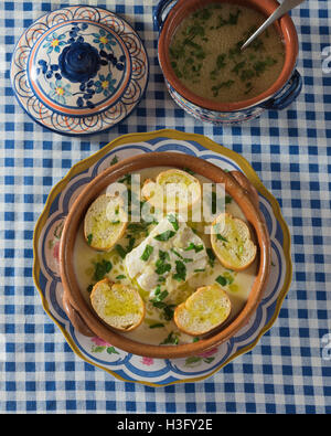 Sopa de Peixe À Alentejana. Fischsuppe aus Alentejo Portugal. Stockfoto