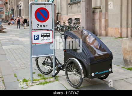 Christiania cargo Fahrrad geparkt und außerhalb der Universität Kopenhagen am Parkplatz zone Schild, Trainer 30 Minuten nur zu parken gesperrt. Kopenhagen Stockfoto