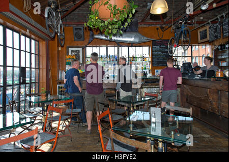 Schlamm Dock Cafe/Restaurant/Bar in der Habourside, Bristol, UK Stockfoto