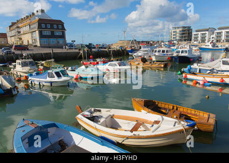 Boote in West Bay harbour Dorset uk schönen Sommertag mit blauem Himmel und Meer Stockfoto