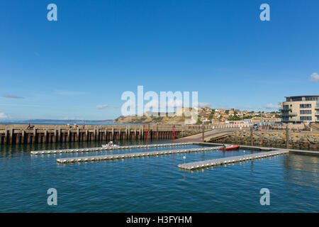 West Bay Harbour Dorset Jurassic Küstenblick in Richtung Golden Cap Stockfoto