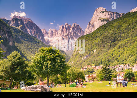 Molveno, Italien - 10. Juni 2015: Blick auf die Dolomiten, berühmten italienischen Alpen weltweit. Stockfoto