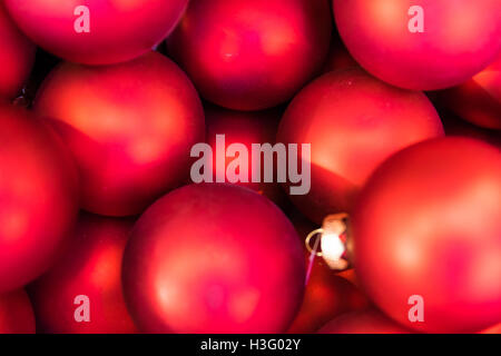 Hintergrund von roten Kugeln für den Weihnachtsbaum gebildet. Stockfoto