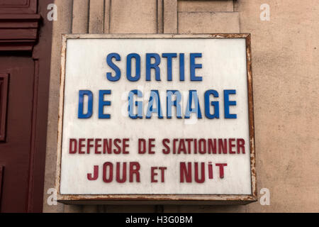 Garage-Zeichen in Paris, Frankreich ("Garage Exit - Parken verboten, Tag und Nacht") Stockfoto