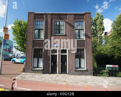 Das Bild zeigt den Blick auf die Van Diemenstraat 420, einen Ort in Amsterdam, der für seine urbane Umgebung bekannt ist. Das Foto zeigt die Architektur und Umgebung der Gegend und bietet einen Einblick in das tägliche Leben in der Stadt. Die Straße repräsentiert einen Teil des Amsterdamer Stadtbildes, geprägt durch typische städtische Strukturen und Wohngebäude. Stockfoto