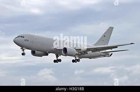 Die Boeing 767 (07–3604) der Japan Air Self-Defense Force (JASDF) trifft am 7. Juli 2016 im Rahmen einer internationalen Luftfahrt bei der RAF Fairford ein. Stockfoto