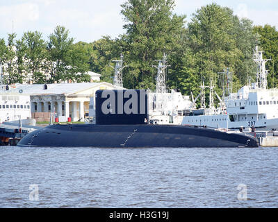 Dieses Bild zeigt das russische U-Boot mit der Identifikationsnummer 4825. Das U-Boot ist Teil der russischen Flotte und spiegelt die Konstruktion und Funktion der U-Boote aus der Sowjetzeit wider, insbesondere ihre militärischen Fähigkeiten während des Kalten Krieges. Stockfoto