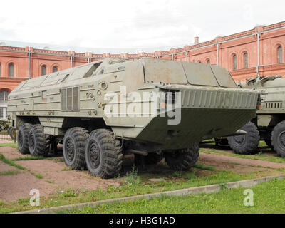 Das 9P71 TEL 9K714 Oka-Raketensystem, ein mobiler sowjetischer Raketenwerfer, ist im Artilleriemuseum in Sankt Petersburg ausgestellt und war während der Zeit des Kalten Krieges Teil der strategischen Raketentruppen der Sowjetunion. Stockfoto