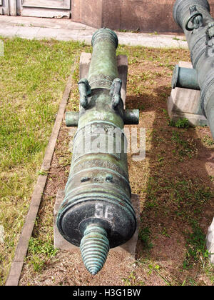 Dieser Titel bezieht sich auf ein historisches Stück aus dem 15. Jahrhundert, das möglicherweise ein Ereignis oder Artefakt aus den Jahren 1406 und 1659 beschreibt. Der Text scheint Elemente in einer nicht-englischen Schrift zu enthalten, was weitere Interpretationen und Recherchen erfordert. Stockfoto