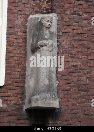 Dieses Bild zeigt Szenen aus dem Hoofdweg 77 und niedriger und zeigt die historische Architektur und Umgebung der Gegend. Das Foto betont die Mischung aus modernem Leben und historischen Elementen. Stockfoto