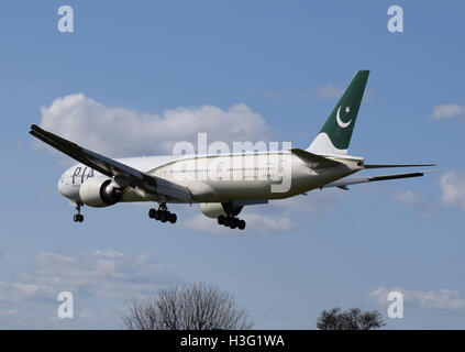 Pakistan International Airlines Boeing 777-300ER (AP-BHW) London-Heathrow kommt 11. April 2015 Arp Stockfoto