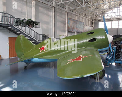 Die Polikarpov I-16, ein ikonisches sowjetisches Kampfflugzeug aus dem Zweiten Weltkrieg, ist im Central Air Force Museum in Monino ausgestellt. Dieses Flugzeug ist bekannt für sein innovatives Design und seine historische Bedeutung während des Krieges. Stockfoto