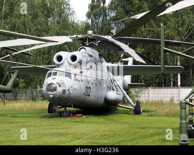 Dieses Foto zeigt einen MIL Mi-6 Hubschrauber, der im Central Air Force Museum in Monino ausgestellt wird. Der Mi-6 ist ein sowjetischer Schwertransporthubschrauber, der für seine Größe und seine Ladekapazität bekannt ist. Das Bild ist Teil der Sammlung der Luftfahrtgeschichte des Museums und zeigt Militärtechnologie aus der Zeit des Kalten Krieges. Stockfoto