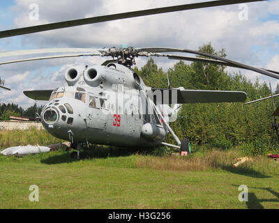 Der MIL Mi-6VzPU Hook-D ist ein schwerer Transporthubschrauber aus sowjetischer Zeit, der für den Transport großer Fracht und den Einsatz von Truppentruppen entwickelt wurde. Bekannt für seine hohe Hubkapazität, spielte es eine entscheidende Rolle in der militärischen Logistik während des Kalten Krieges. Stockfoto