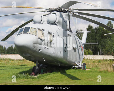 Der MIL Mi-26, der größte Transporthubschrauber der Welt, wird im Central Air Force Museum in Monino, Russland, ausgestellt. Dieser Hubschrauber, der für Schwertransporte konzipiert wurde, ist ein ikonisches Stück der Geschichte der militärischen Luftfahrt. Stockfoto