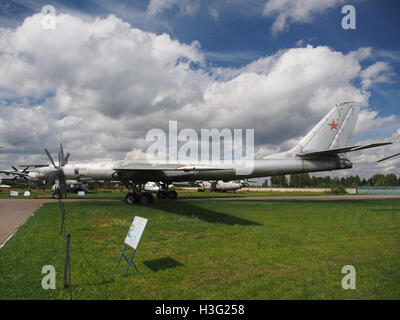 Die Tupolev Tu-95MS, ein russischer strategischer Bomber, ist im Museum der Zentralen Luftwaffe ausgestellt. Das Flugzeug ist bekannt für seine Langstreckenfähigkeiten und seine Rolle in der russischen Verteidigungsstrategie während der Ära des Kalten Krieges. Stockfoto