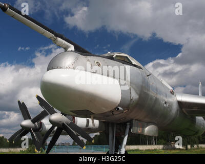 Die Tu-95MS, ein strategischer Bomber aus der Sowjetzeit, ist im Central Air Force Museum ausgestellt. Dieses Flugzeug, das für seine charakteristischen Turboprop-Motoren bekannt ist, stellt ein wichtiges Stück der Luftfahrt- und Militärgeschichte dar. Stockfoto